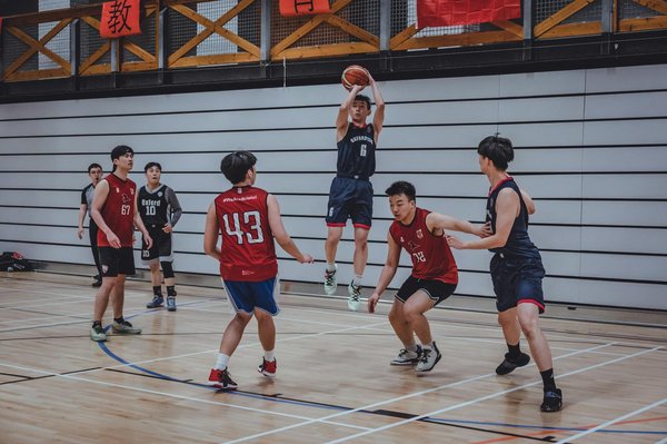 How can UK basketball teams effectively integrate new players into established team dynamics?