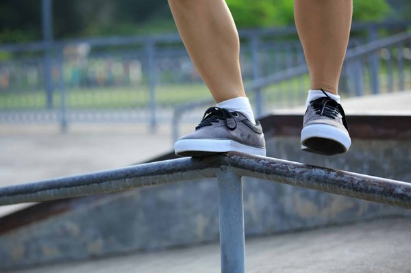 How can UK parkour practitioners safely increase the difficulty of their routines?
