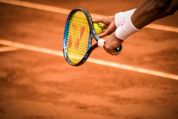 How do different string tensions affect the playability of racquets in competitive tennis?